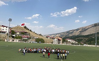 Çağlayancerit'te futbol turnuvası düzenlendi